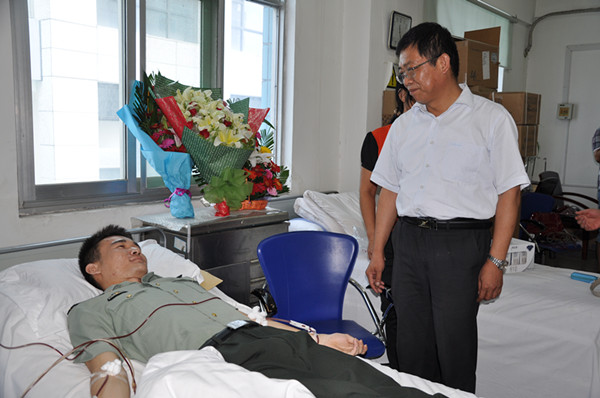 校党委书记颜事龙亲切看望黄海松同学