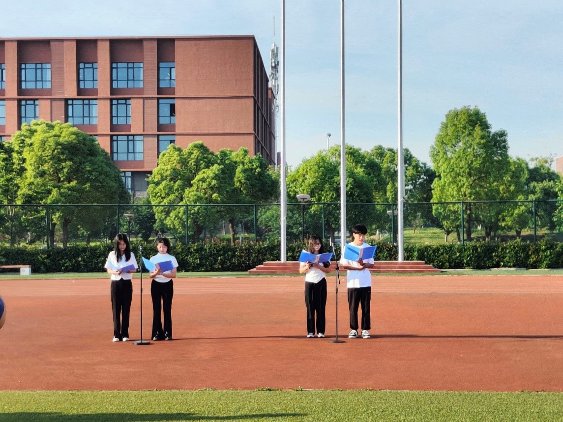 学生代表诗朗诵.jpg 学生代表诗朗诵.jpg