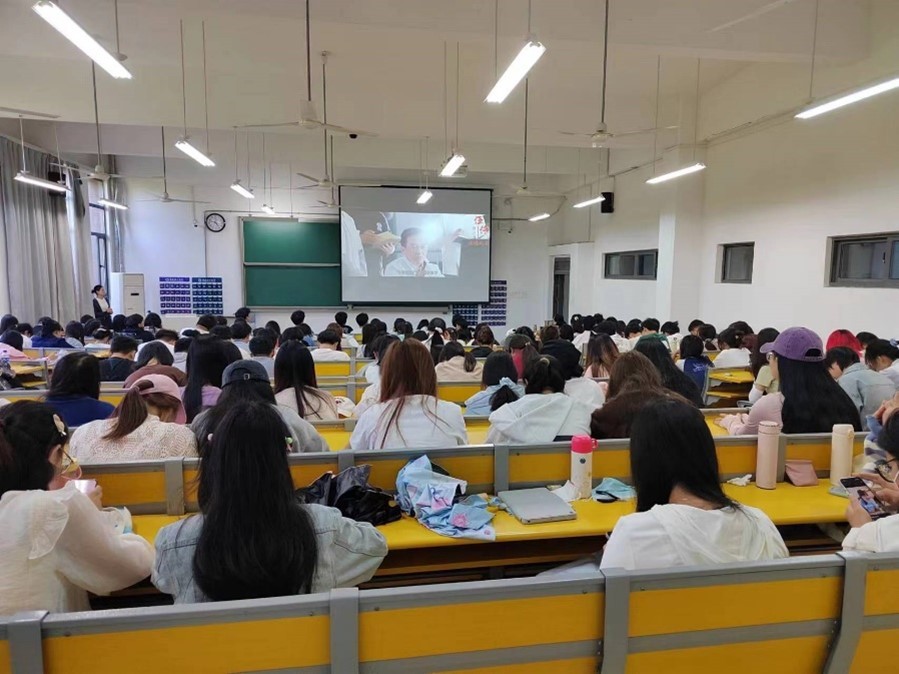 集中学习劳动模范事迹.jpg 集中学习劳动模范事迹.jpg