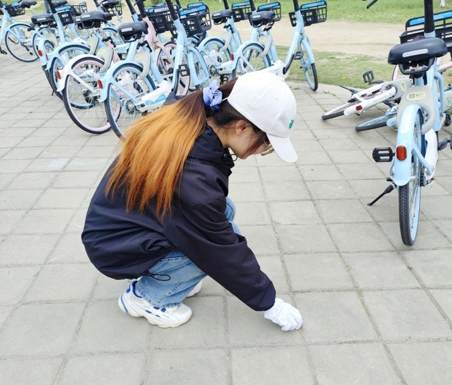 捡拾纸屑.jpg 捡拾纸屑.jpg